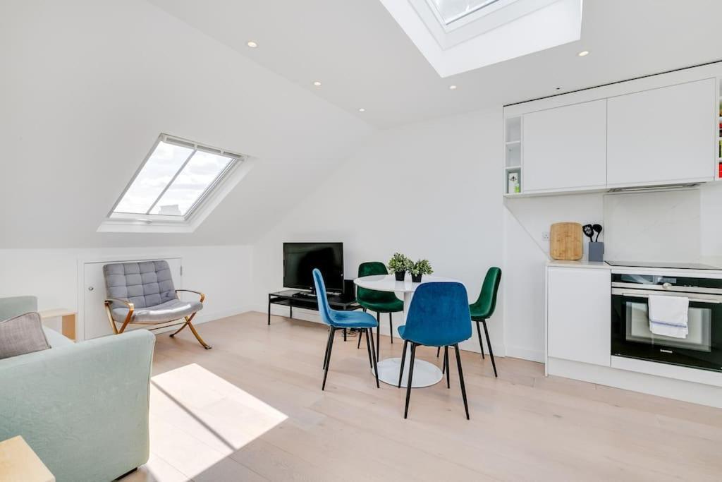 Modern 1 Bedroom Flat In Battersea Londra Esterno foto